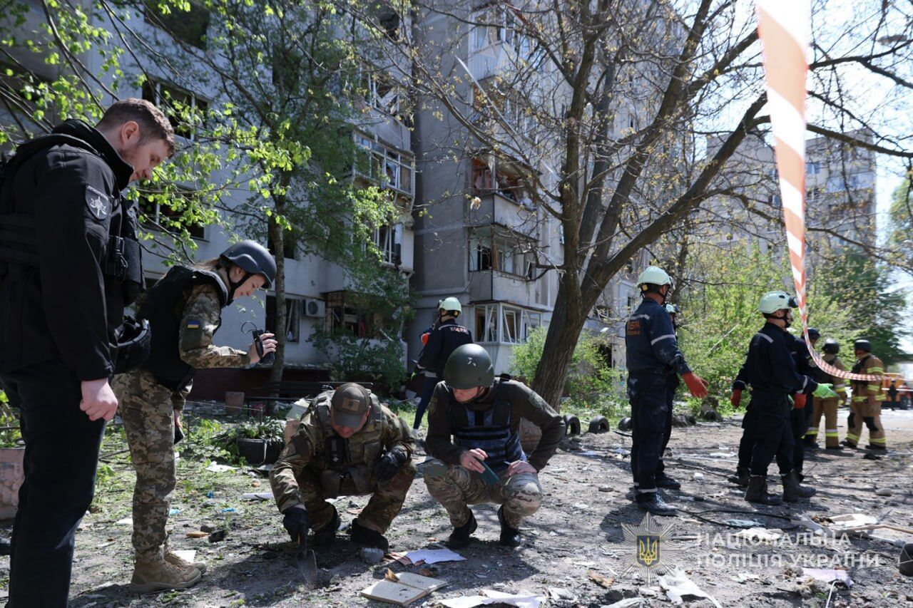 Окупанти завдали удару по Запоріжжю: пошкоджено багатоповерхівку, загинула жінка, серед постраждалих – діти. Фото й відео