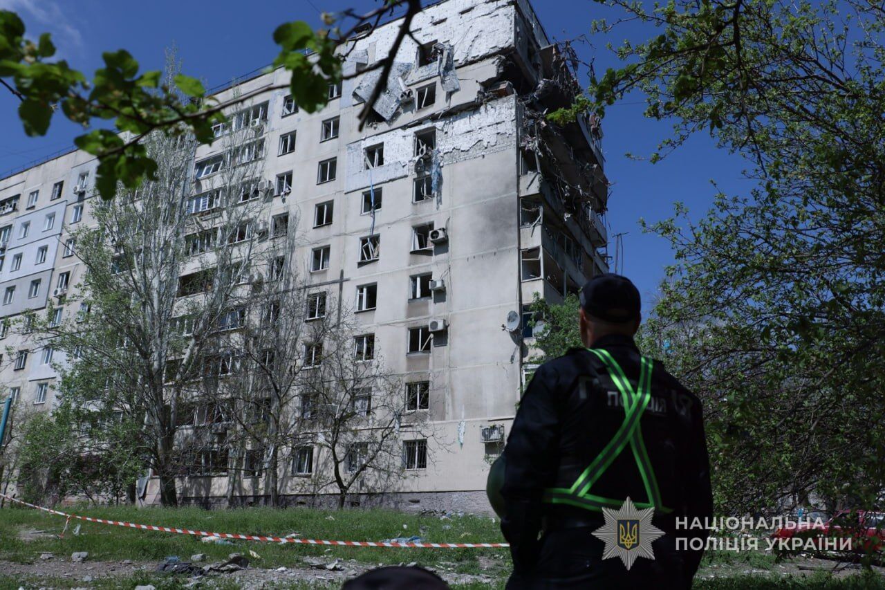 Окупанти завдали удару по Запоріжжю: пошкоджено багатоповерхівку, загинула жінка, серед постраждалих – діти. Фото й відео