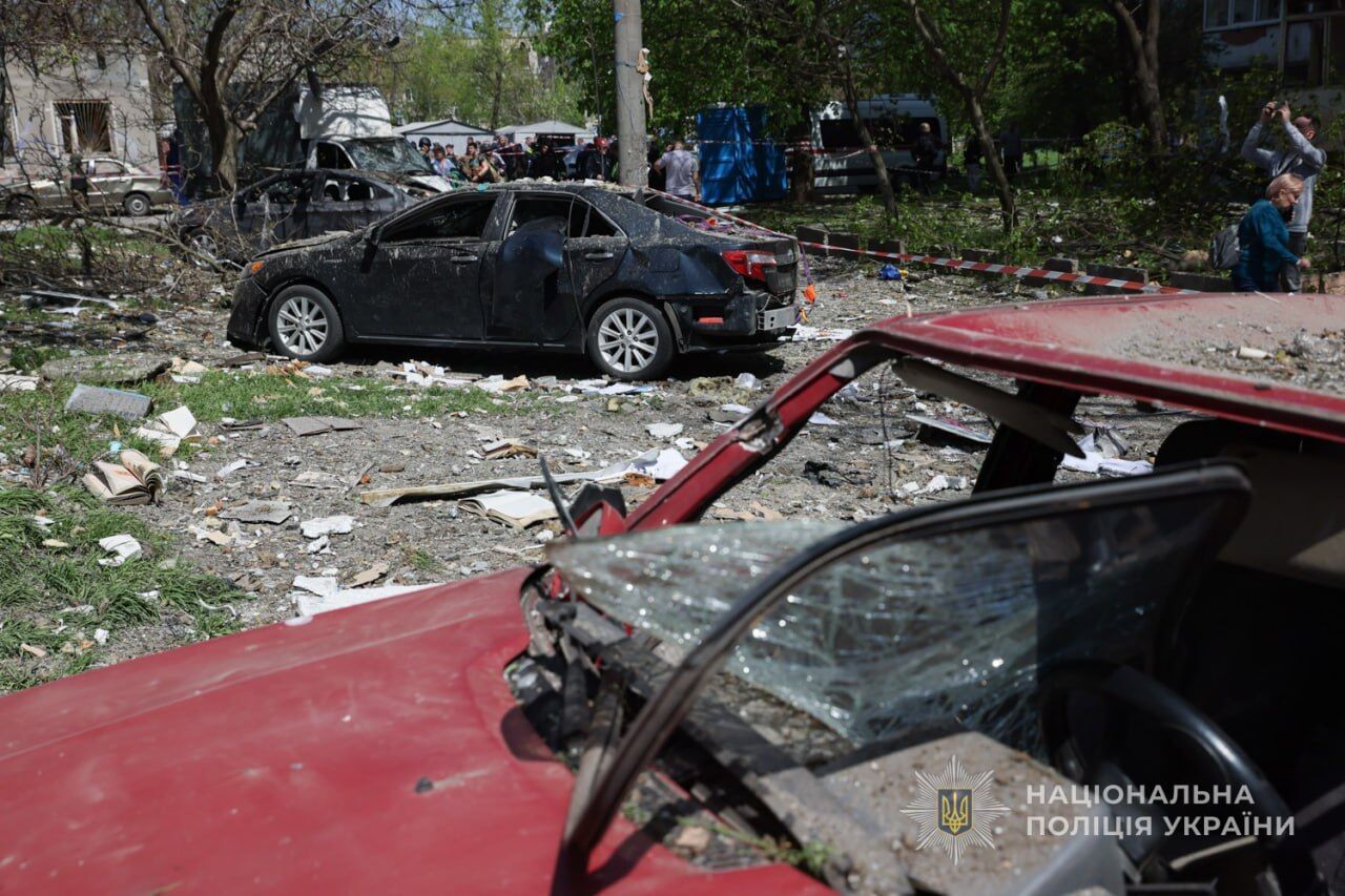 Окупанти завдали удару по Запоріжжю: пошкоджено багатоповерхівку, загинула жінка, серед постраждалих – діти. Фото й відео