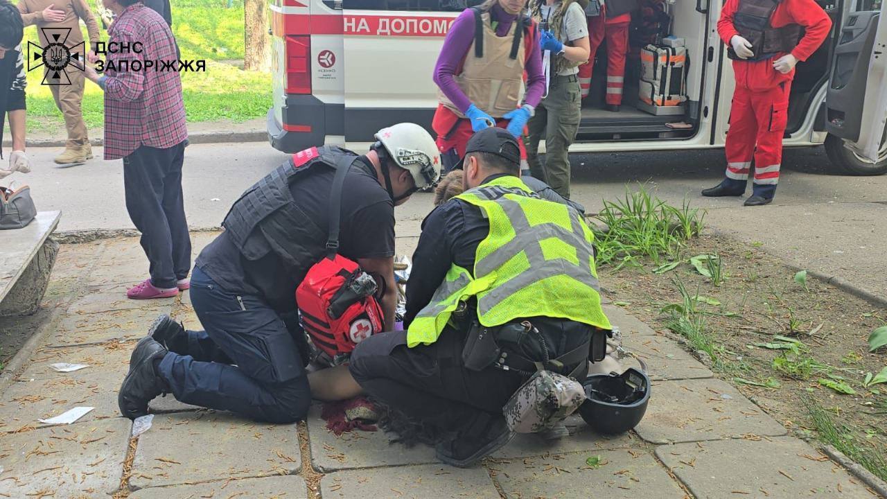 Окупанти завдали удару по Запоріжжю: пошкоджено багатоповерхівку, загинула жінка, серед постраждалих – діти. Фото й відео