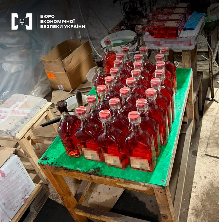 На Дніпропетровщині виявили нелегальне виробництво алкогольних напоїв