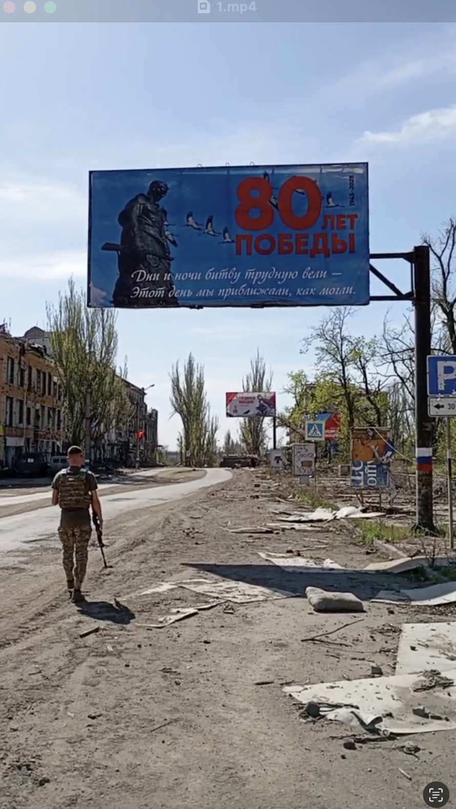 Святкування на руїнах: окупанти завішали зруйнований Бахмут плакатами до 9 травня. Відео