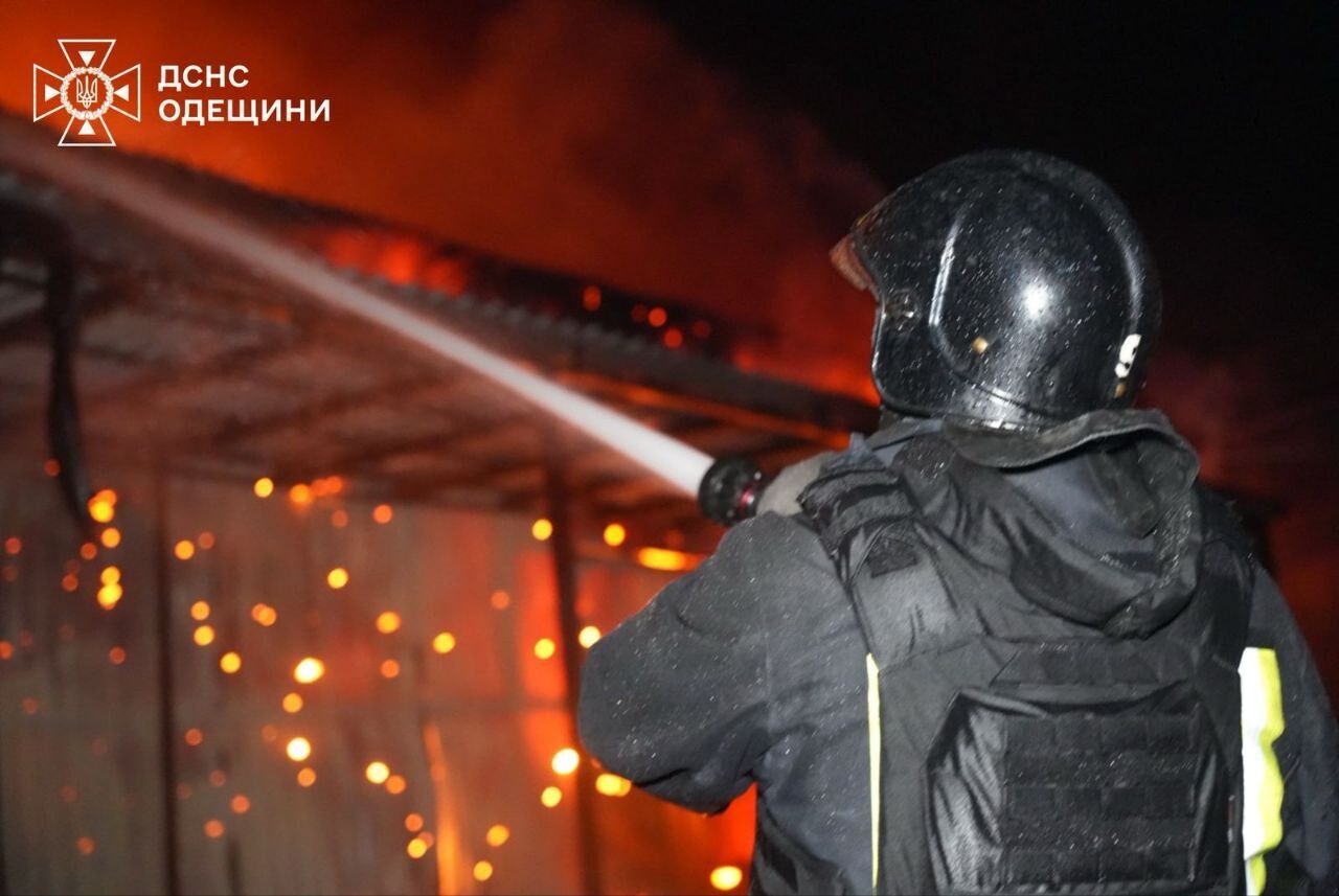 Росія знову атакувала Одещину "Шахедами": у житловому секторі спалахнули пожежі, є потерпілі. Фото