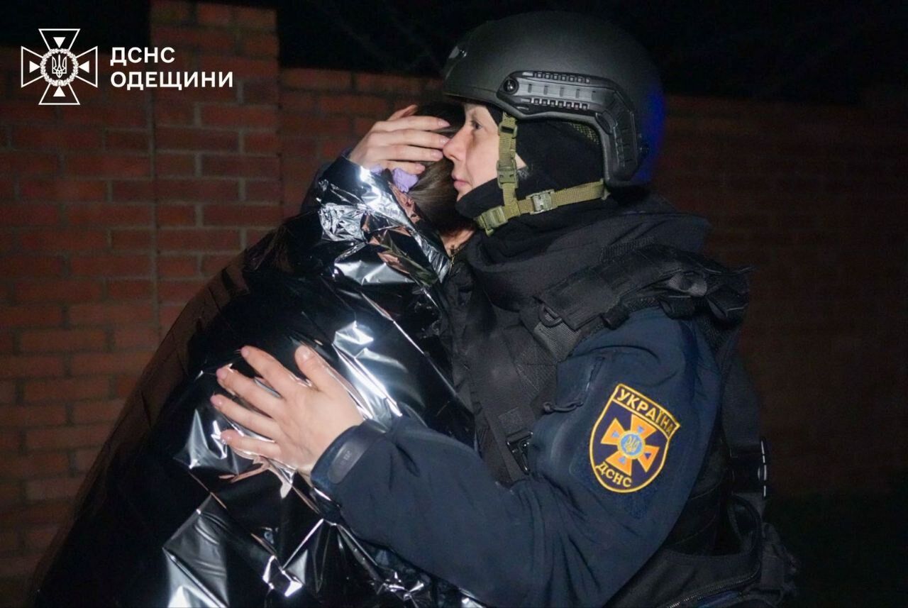 Росія знову атакувала Одещину "Шахедами": у житловому секторі спалахнули пожежі, є потерпілі. Фото