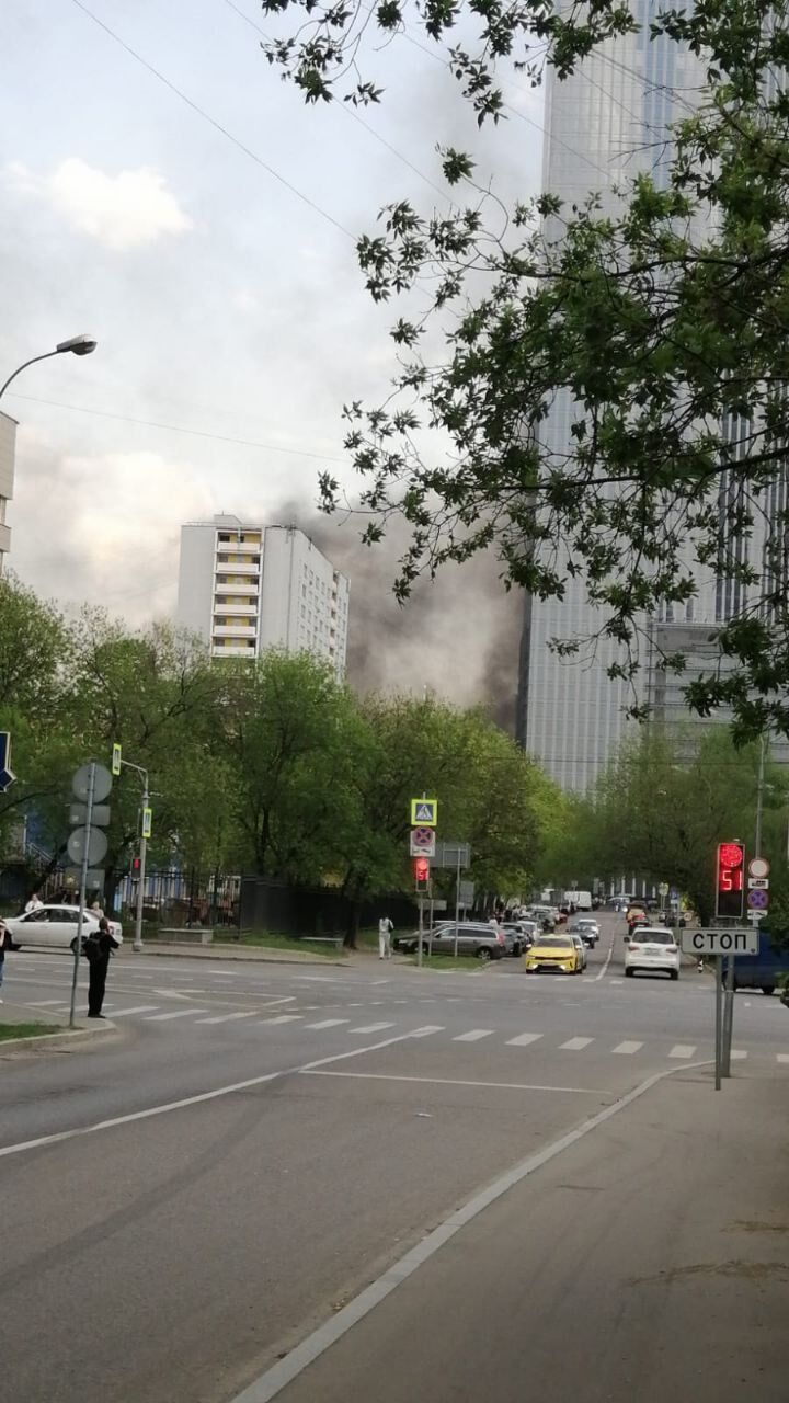 На месте пожара работают спасатели.