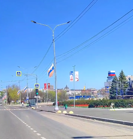 Розвішують прапори: окупанти готують показове святкування 9 травня в Маріуполі. Відео 