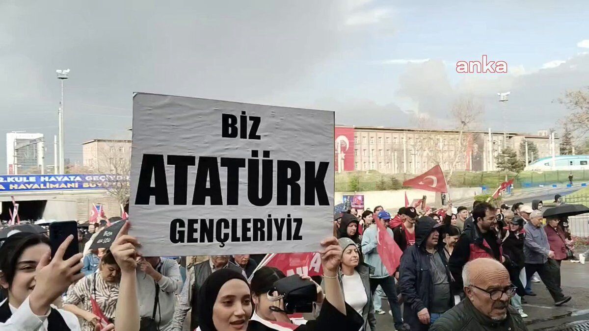 В столице Турции оппозиция вывела людей на марш против Эрдогана: митингующие снесли границу полиции. Видео