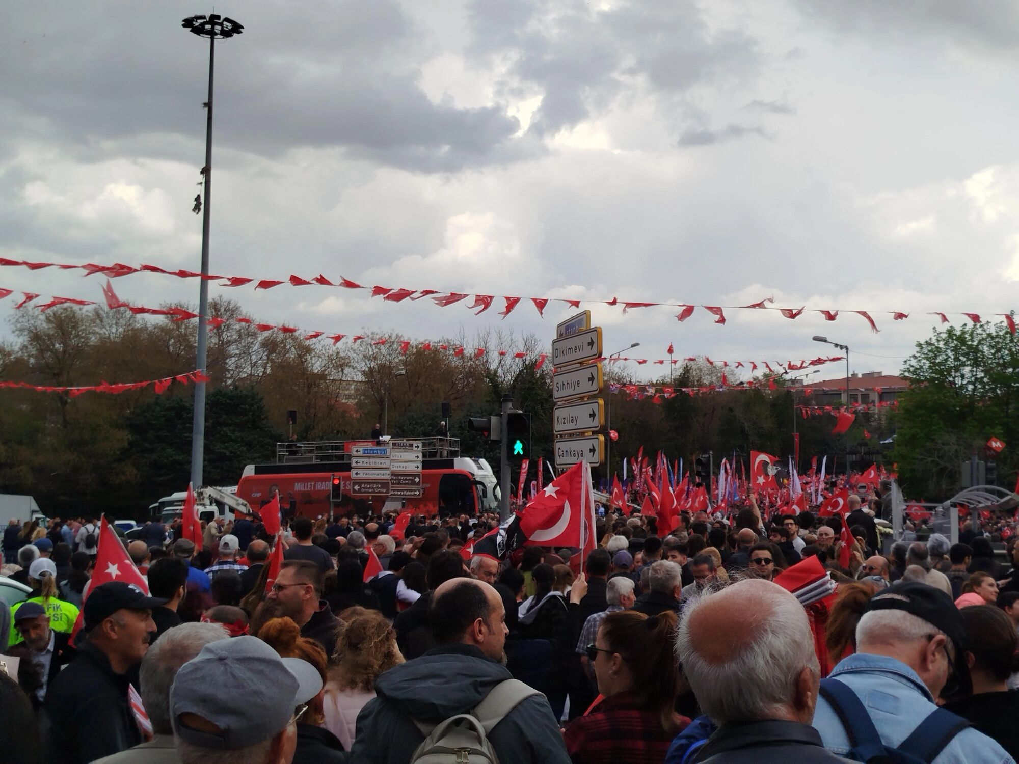 В столице Турции оппозиция вывела людей на марш против Эрдогана: митингующие снесли границу полиции. Видео