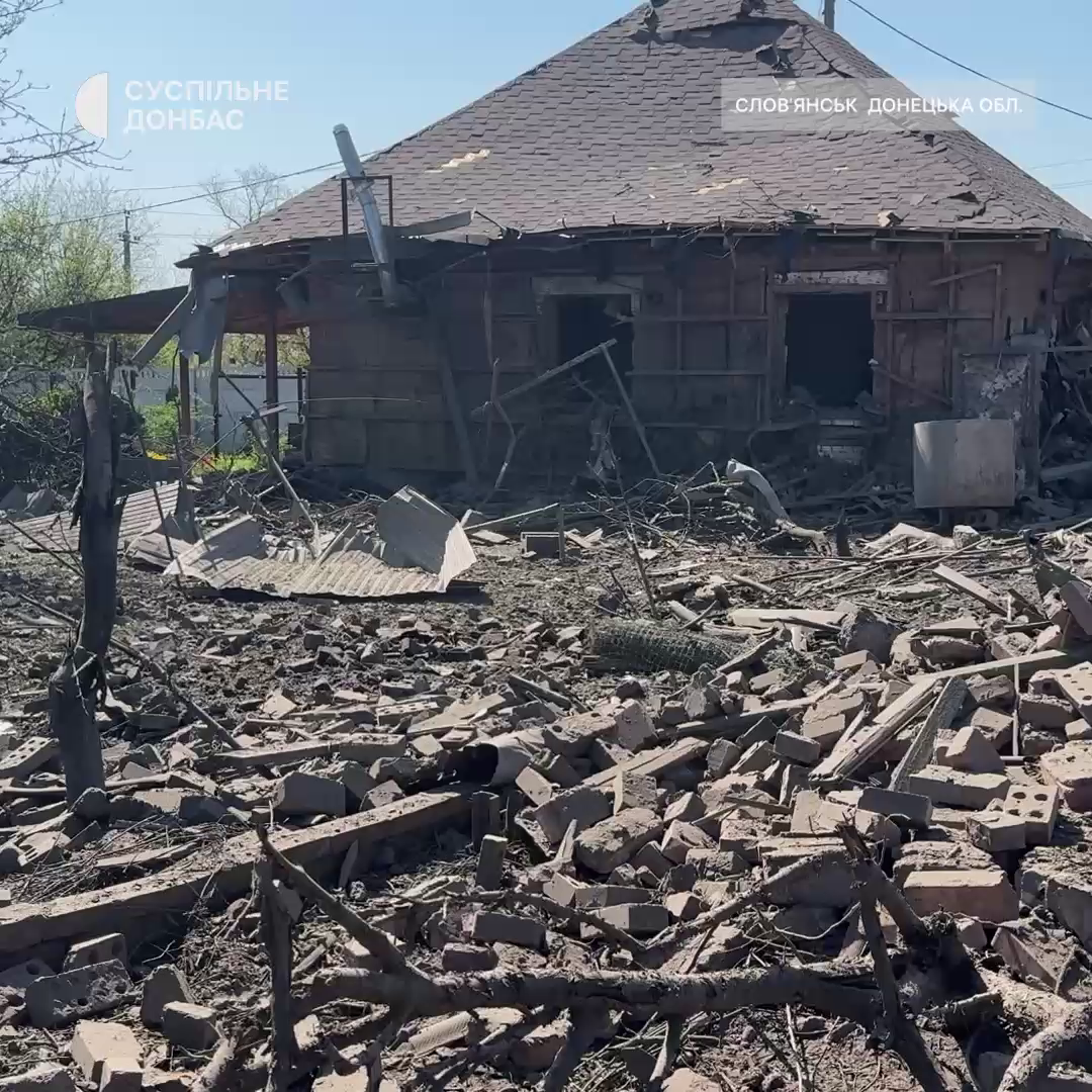 Оккупанты нанесли удар по Славянску, есть разрушения: пострадали два человека. Видео