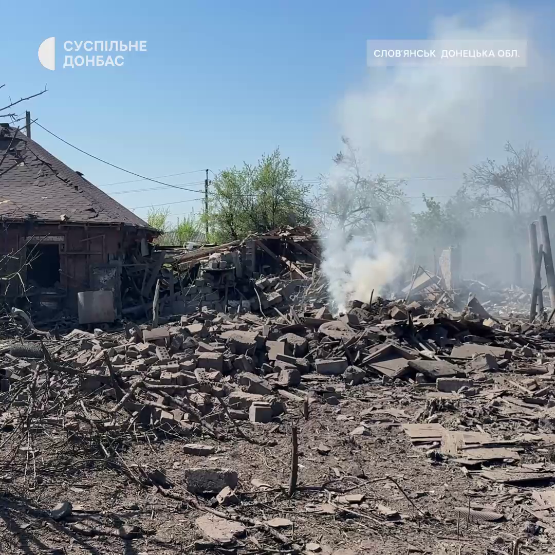 Оккупанты нанесли удар по Славянску, есть разрушения: пострадали два человека. Видео