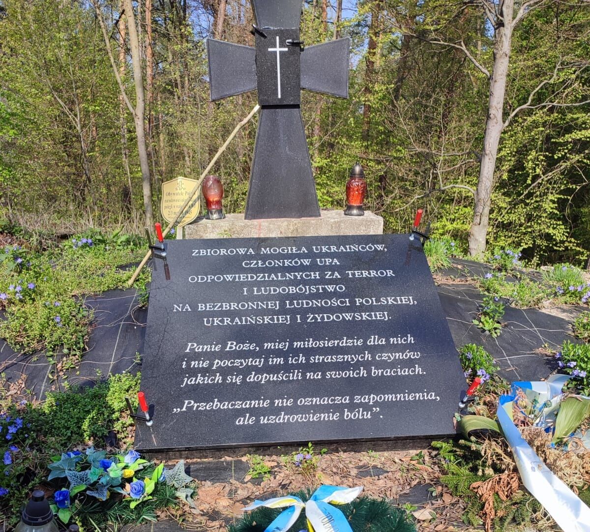 Невідомі замінили меморіальну дошку та хрест на могилі воїнів УПА у Польщі