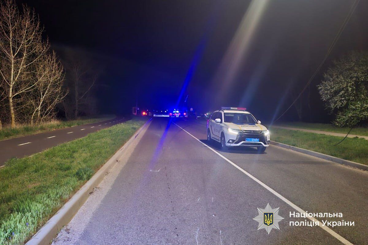 Авто влетело в бетонную опору: в Черкасской области произошло ДТП с переворотом, пострадали три человека. Фото