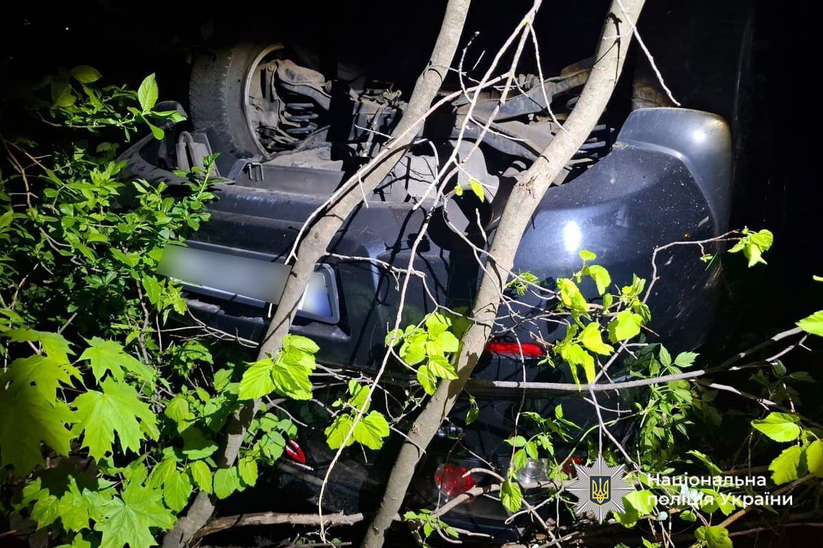 Авто влетело в бетонную опору: в Черкасской области произошло ДТП с переворотом, пострадали три человека. Фото