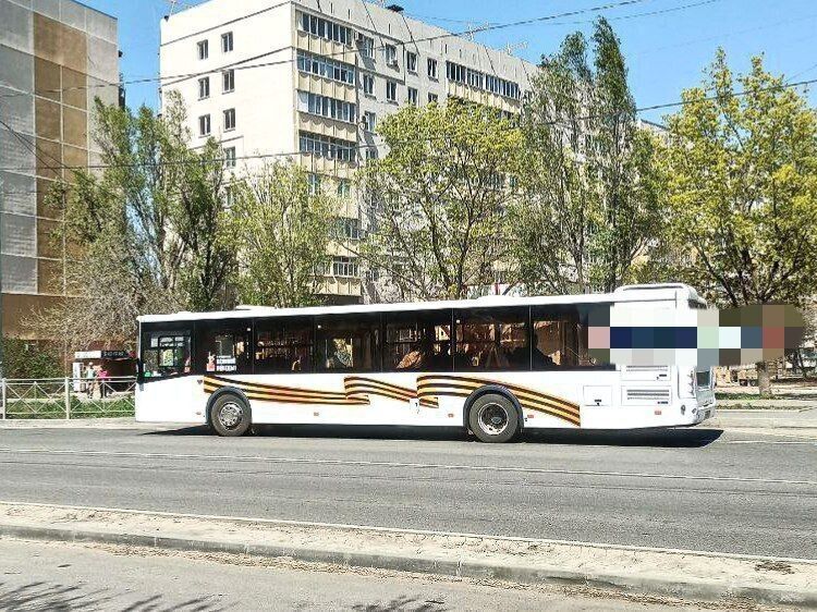 Розвішують прапори: окупанти готують показове святкування 9 травня в Маріуполі. Відео 