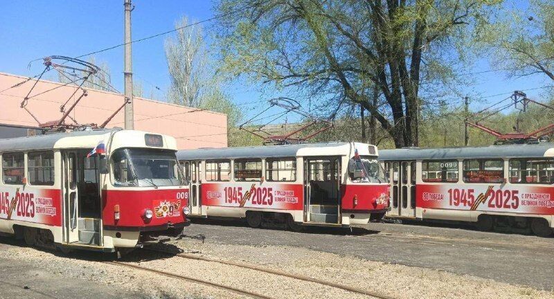 Розвішують прапори: окупанти готують показове святкування 9 травня в Маріуполі. Відео 