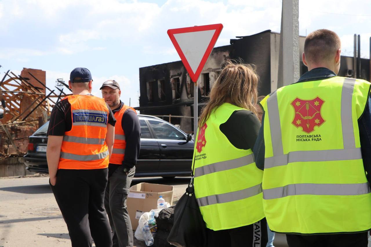 Окупанти масовано атакували Полтаву дронами, один впав поблизу багатоповерхівки: сталися пожежі, є постраждалі. Фото й відео