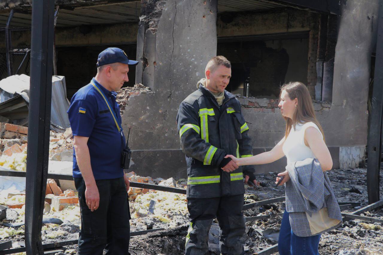 Окупанти масовано атакували Полтаву дронами, один впав поблизу багатоповерхівки: сталися пожежі, є постраждалі. Фото й відео