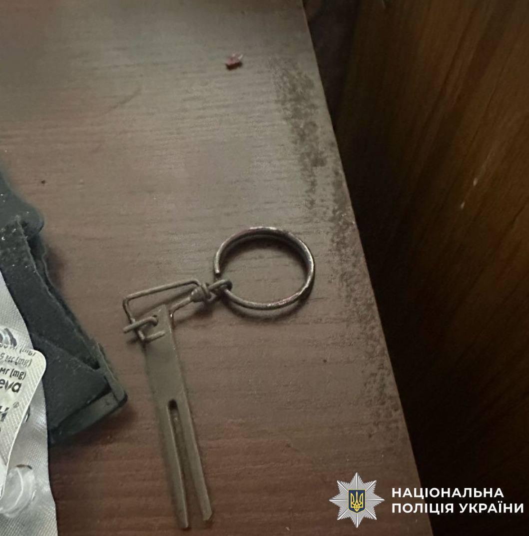 В Киеве мужчина бросил боевую гранату в авто: говорит, что мешал шум соседей. Фото