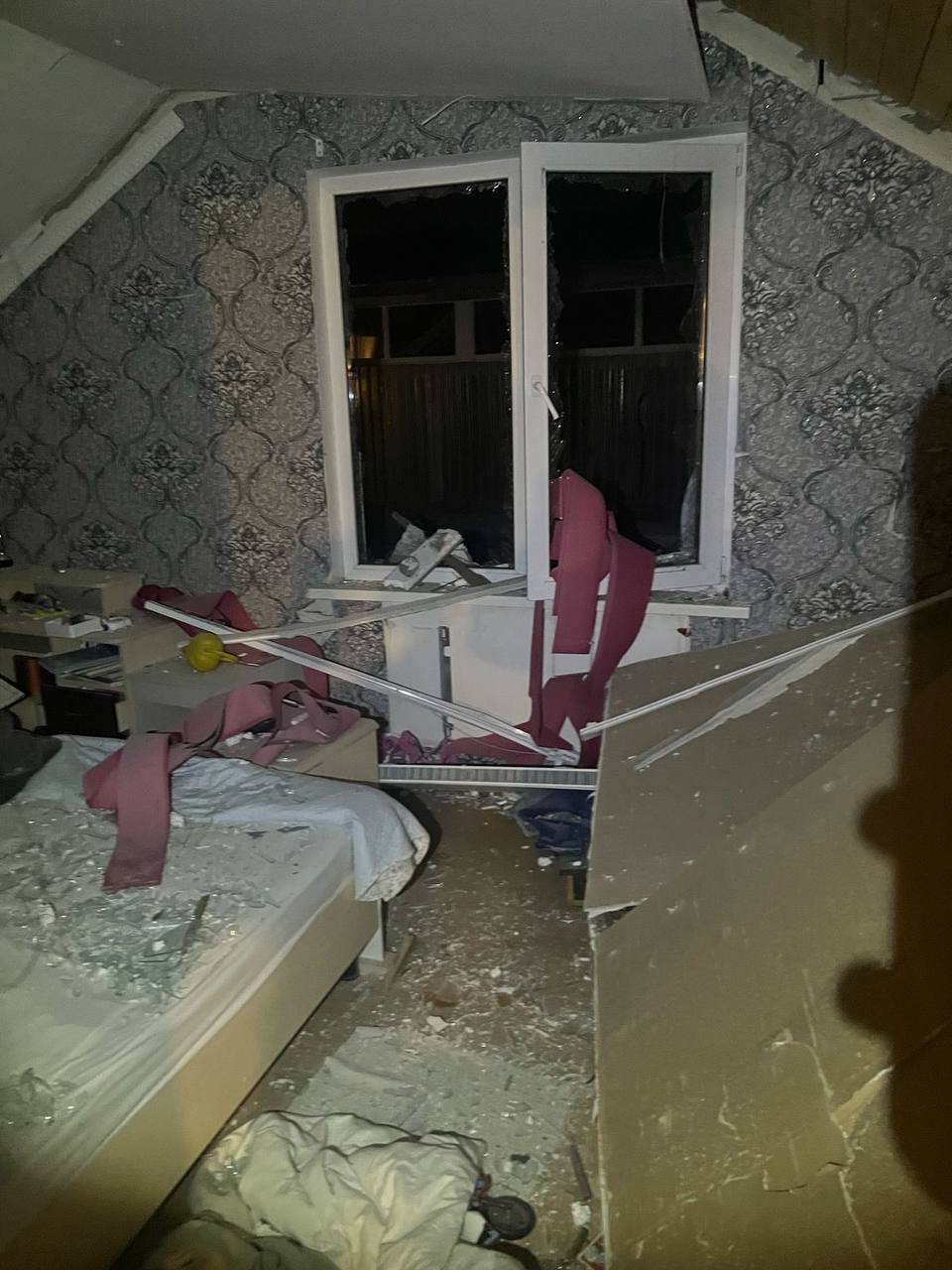 Пошкоджено приватні будинки, виникла пожежа: у КОВА розповіли про наслідки російської атаки на Київщину. Фото