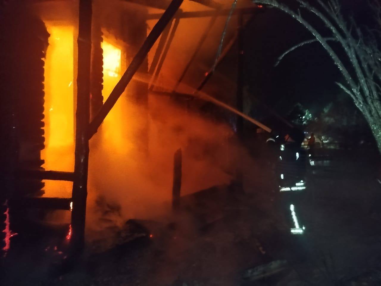 Пошкоджено приватні будинки, виникла пожежа: у КОВА розповіли про наслідки російської атаки на Київщину. Фото