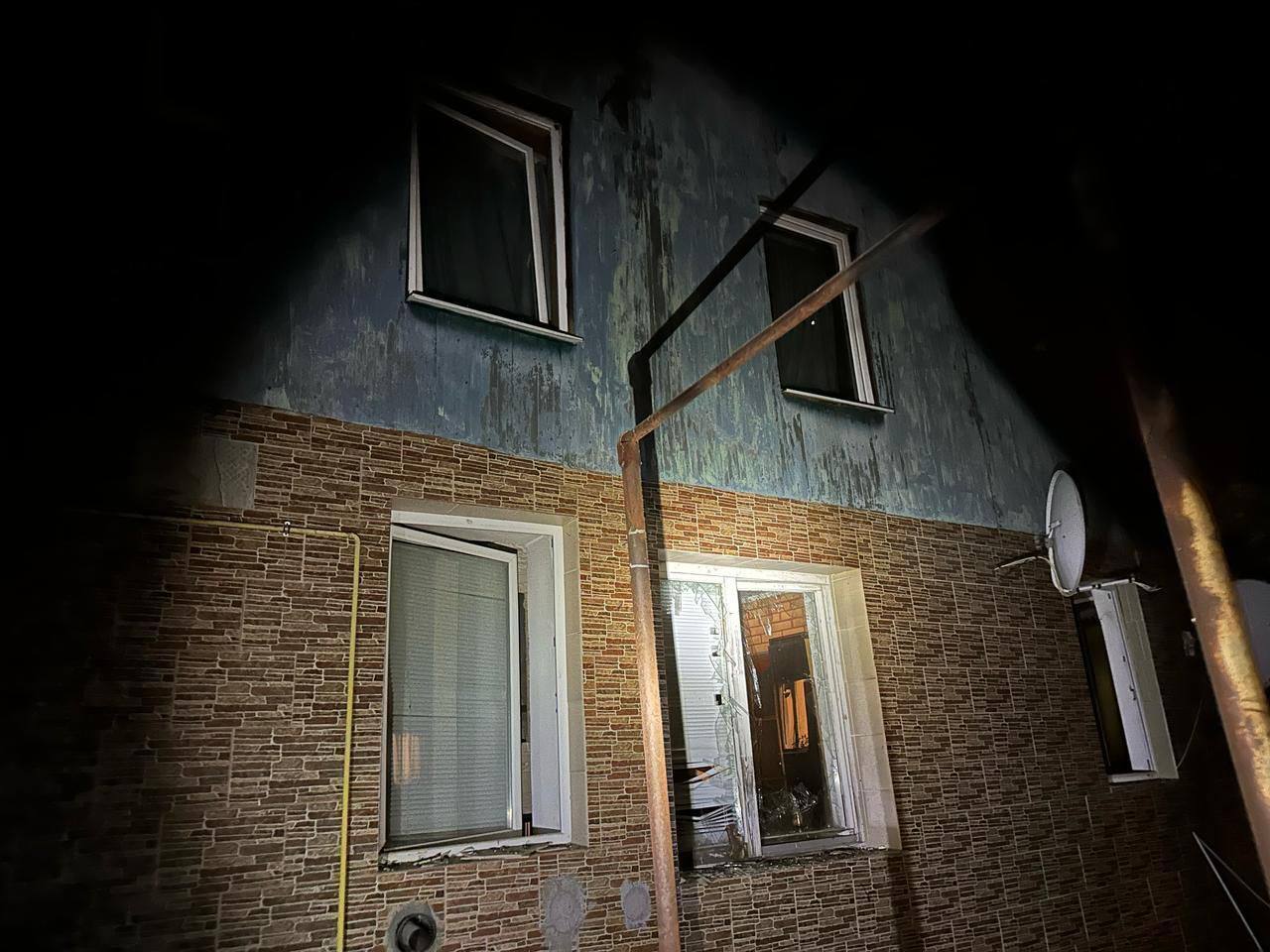 Пошкоджено приватні будинки, виникла пожежа: у КОВА розповіли про наслідки російської атаки на Київщину. Фото
