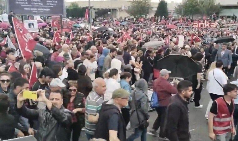 В столице Турции оппозиция вывела людей на марш против Эрдогана: митингующие снесли границу полиции. Видео