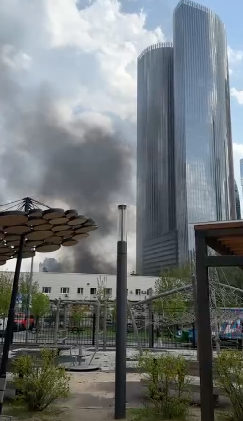 В районе Москва-Сити возник сильный пожар