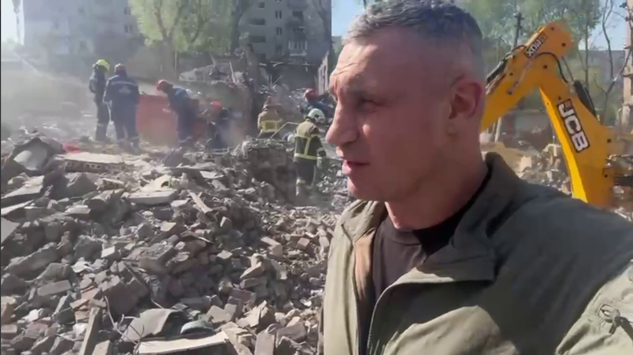Разбирают завалы в двух домах: Кличко показал последствия российской ночной атаки на Киев. Видео