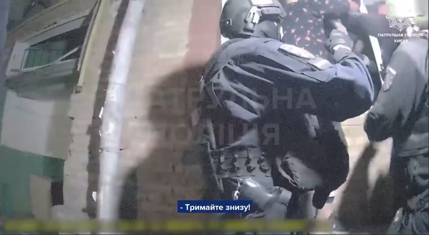 Одна из самых массированных вражеских атак: в полиции показали первые минуты после удара РФ по Киеву. Видео