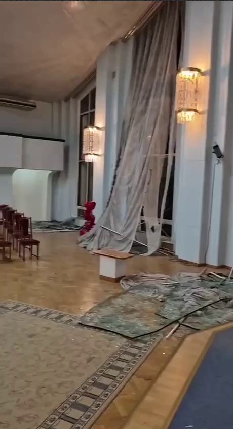 В результате атаки РФ в Киеве повреждены метро "Лукьяновская" и Центральный дворец бракосочетаний. Фото и видео