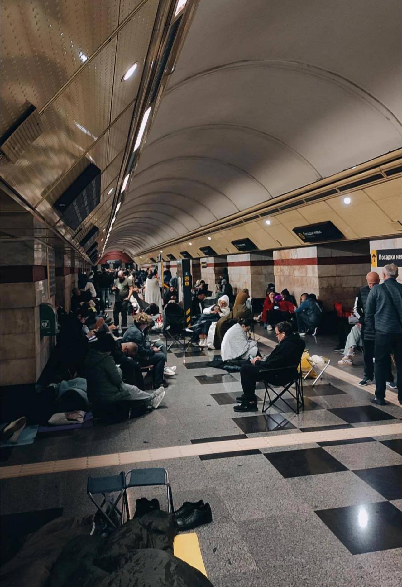 В результате атаки РФ в Киеве повреждены метро "Лукьяновская" и Центральный дворец бракосочетаний. Фото и видео