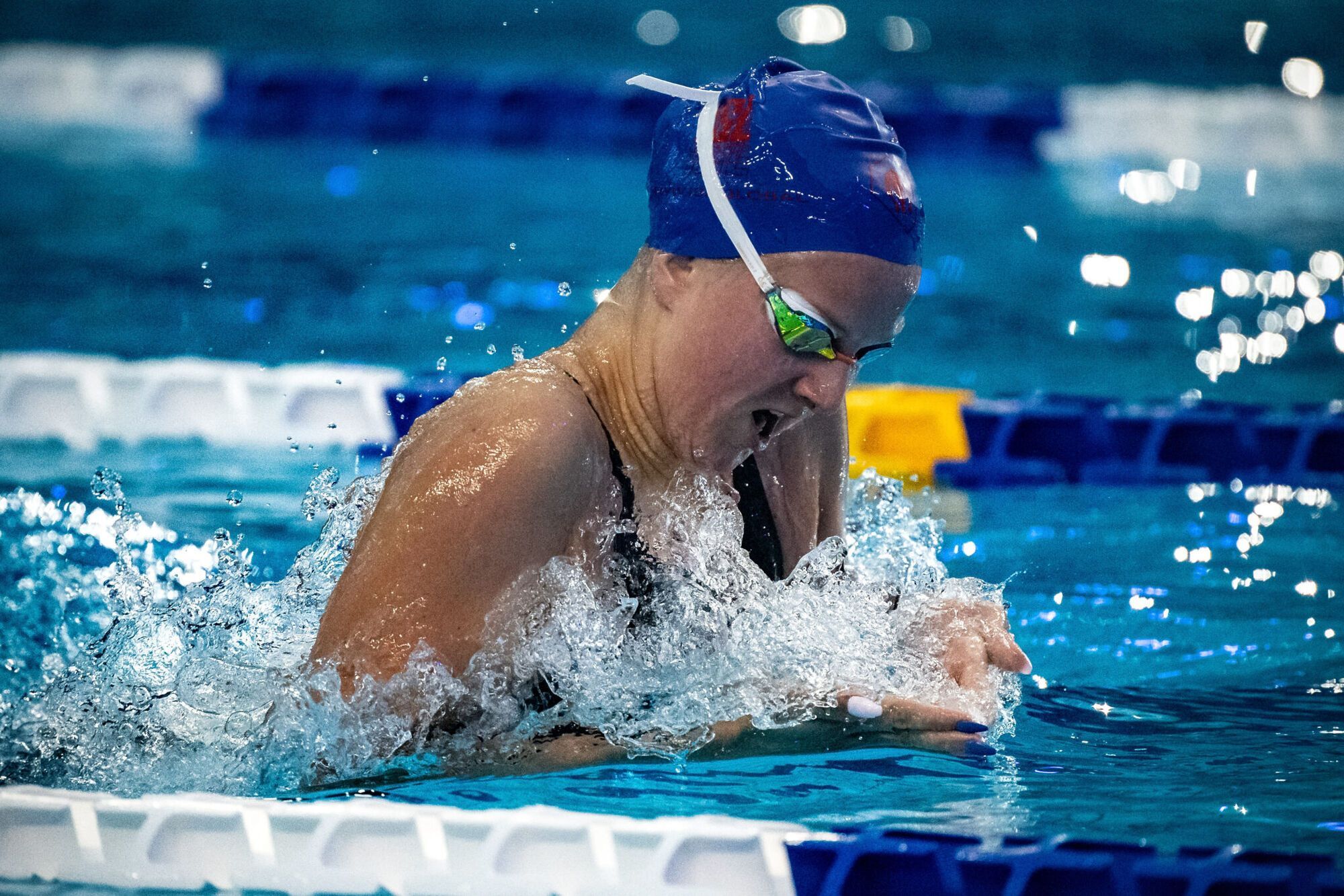 Відомій російській плавчині-чемпіонці, яка підтримала війну в Україні, "вирвали нігті" після невдачі на Олімпіаді