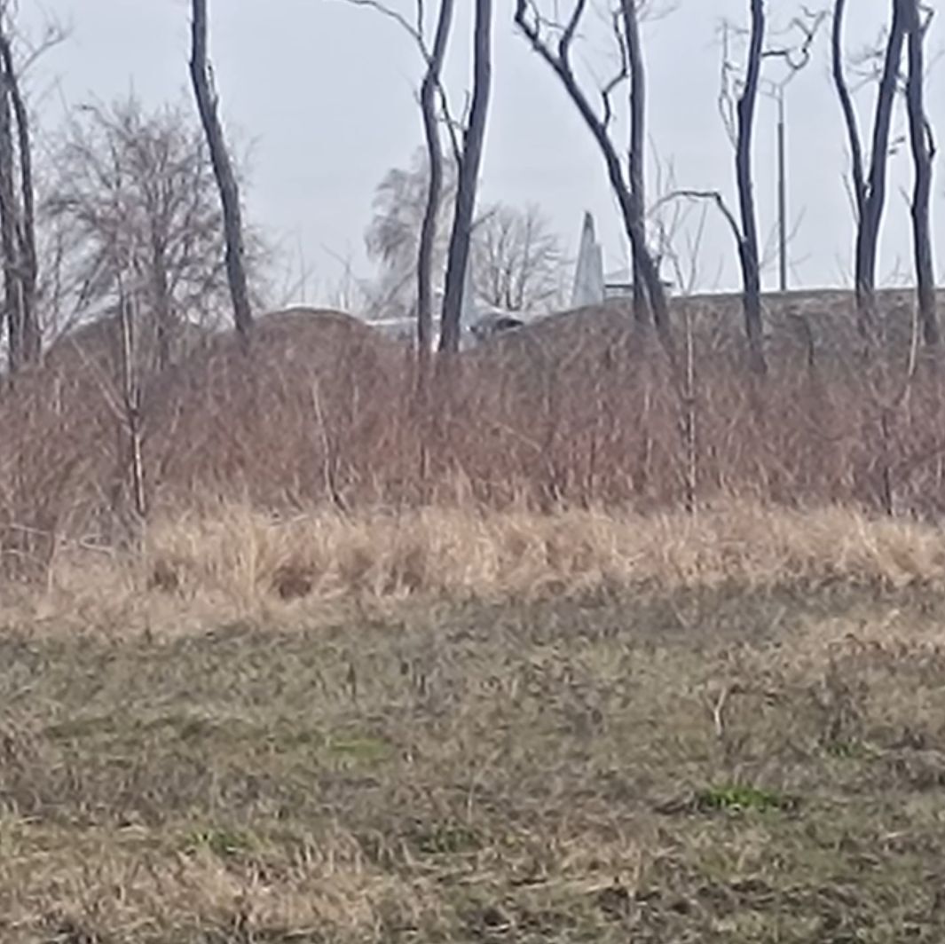 На аеродромі в Ростові-на-Дону сили спротиву спалили винищувач Су-30СМ. Відео