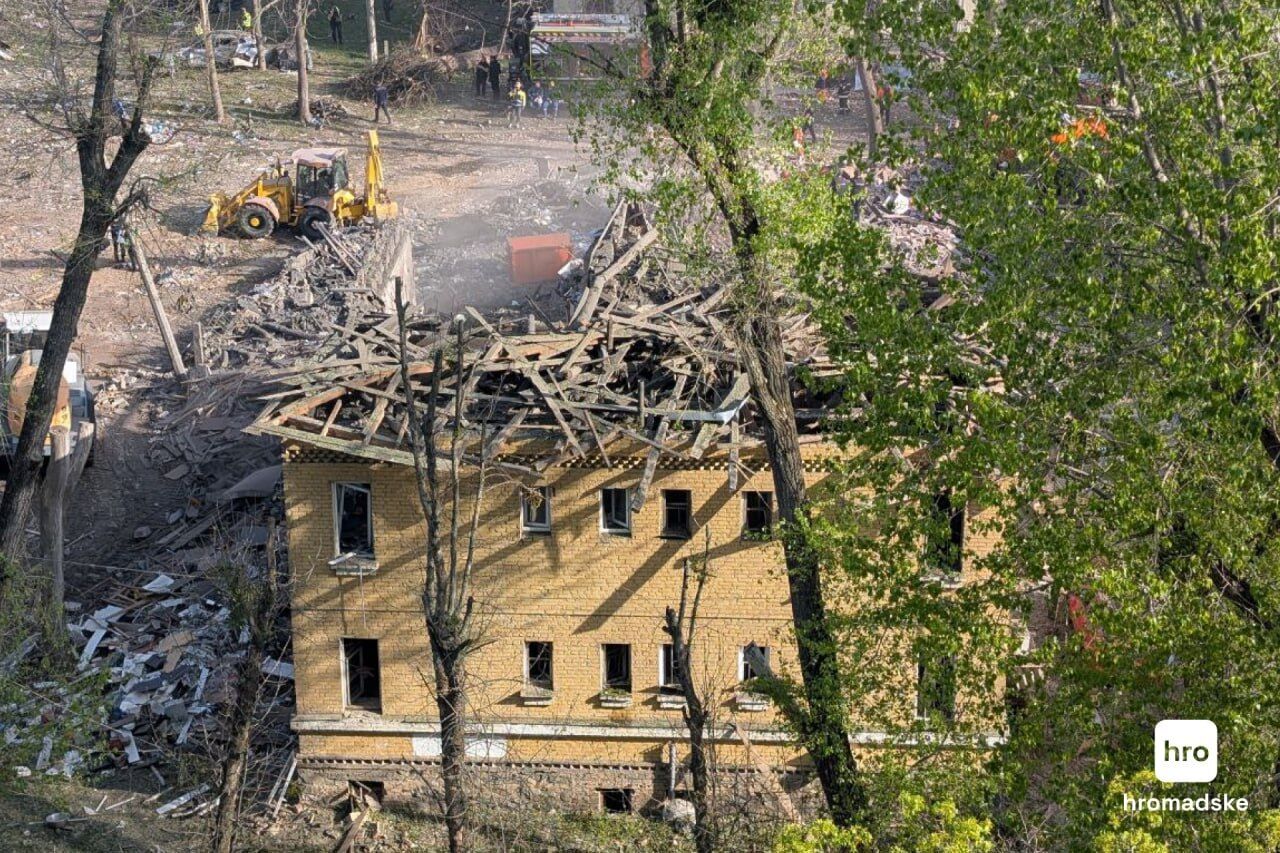 Находился под завалами более шести часов: в Киеве из-под руин дома после удара РФ спасли мужчину. Фото и видео