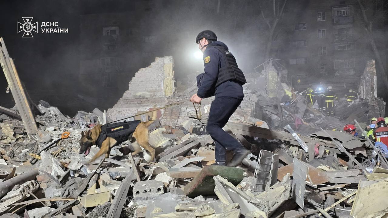 "Батька з донькою вже знайшли, а сина з мамою – ще ні": внаслідок удару РФ по Києву могла загинути ціла родина. Відео