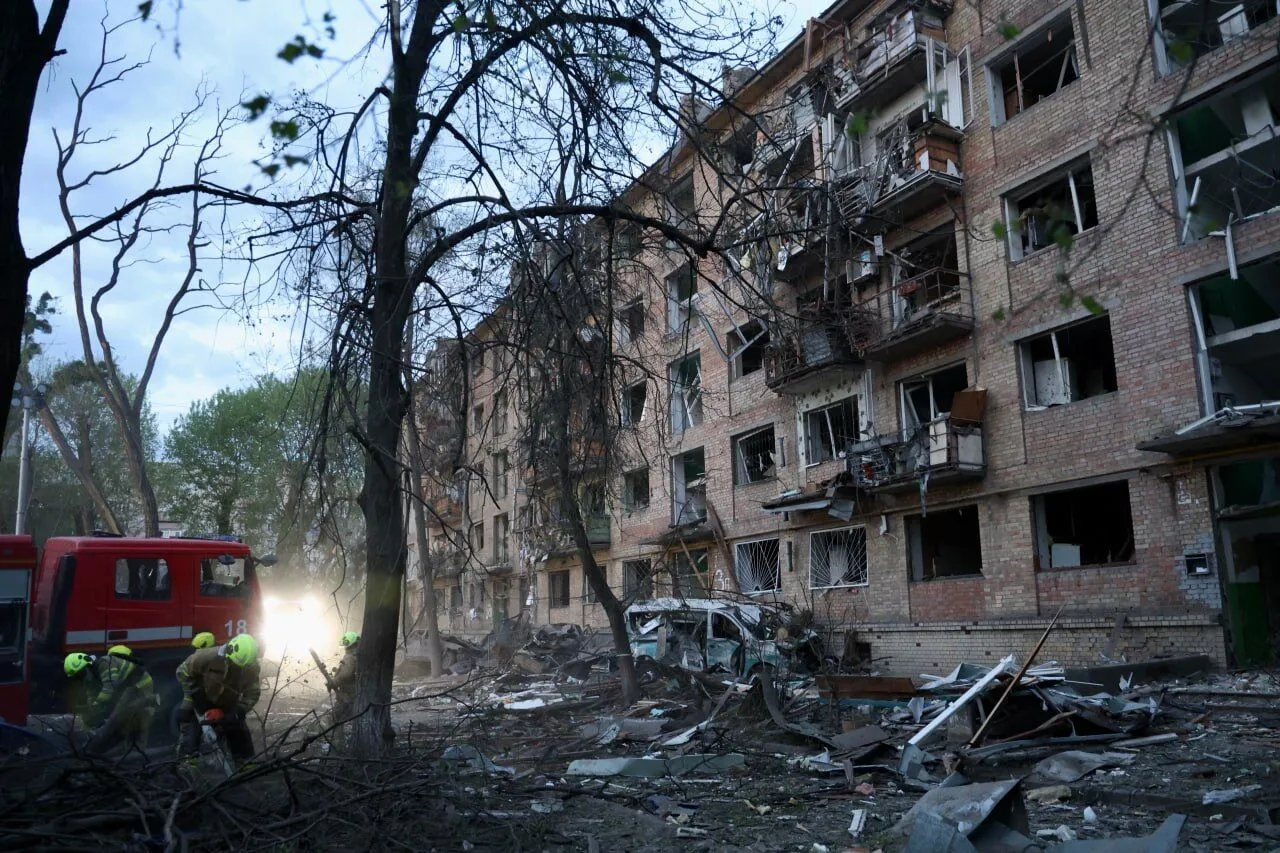 Россия атаковала Киев и область "Шахедами" и ракетами: разрушены дома, погибли 12 человек, среди более чем 70 раненых есть дети. Фото и видео