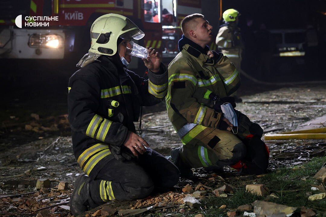 "З-під руїн чути телефонні дзвінки": у Києві триває рятувальна операція після удару РФ, під завалами шукають дітей. Фото і відео