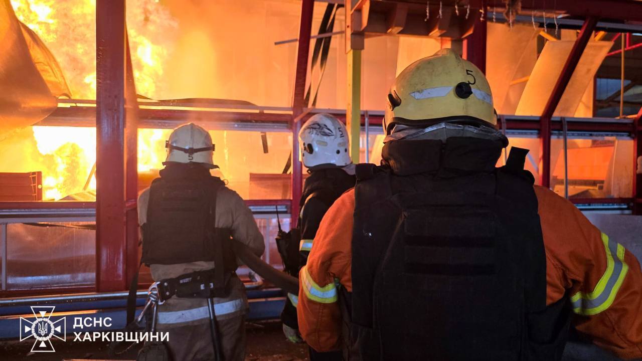 Оккупанты нанесли комбинированный удар по Харькову: повреждены жилые дома, пострадало предприятие. Фото