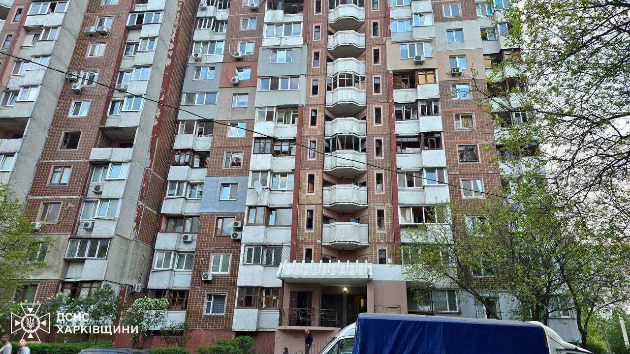 Оккупанты нанесли комбинированный удар по Харькову: повреждены жилые дома, пострадало предприятие. Фото