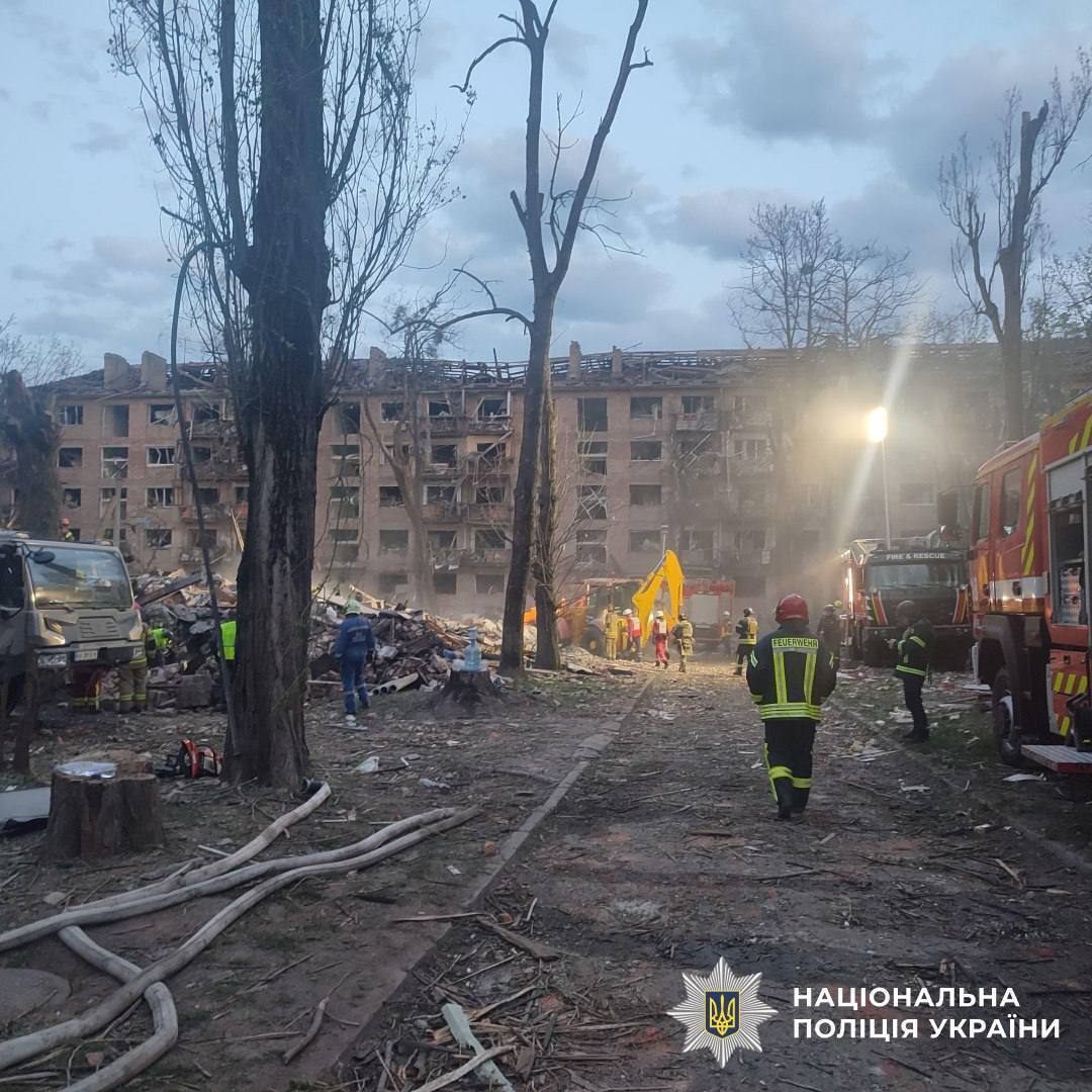 "У меня там муж. Уже, может, неживой": новые данные о последствиях атаки РФ на Киев, состоянии пострадавших и разборе завалов. Фото и видео