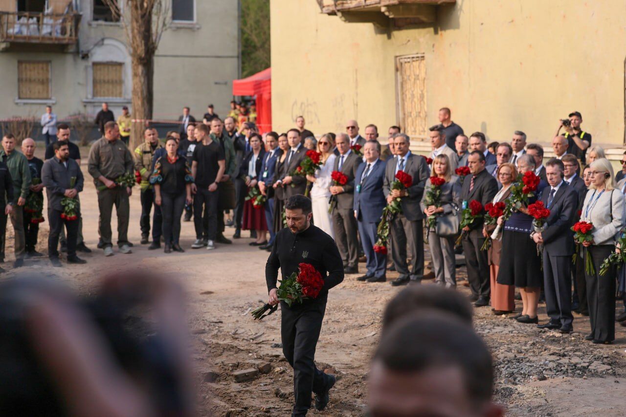 Разрушены обычные дома: Зеленский побывал на месте кровавого удара России по Киеву. Фото и видео