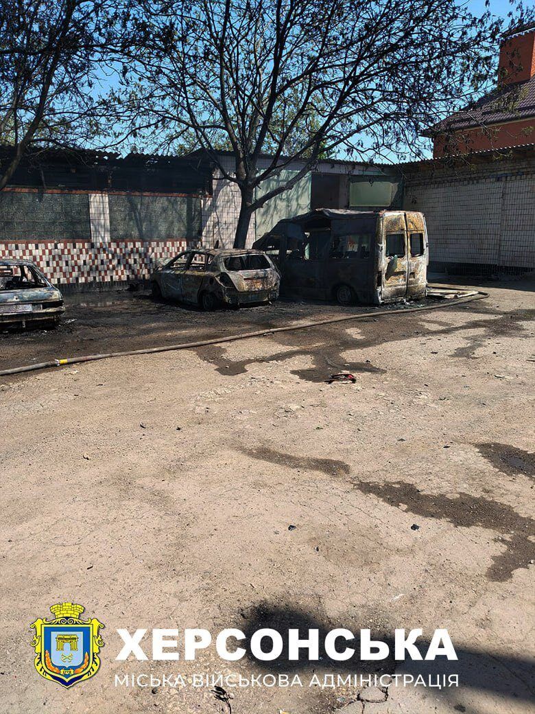 Окупанти вдарили дроном по Херсону: постраждало четверо комунальників, пошкоджені авто. Фото
