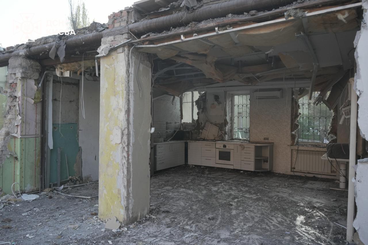 В Киеве завершили поисково-спасательные работы на месте атаки по жилому дому. Фото