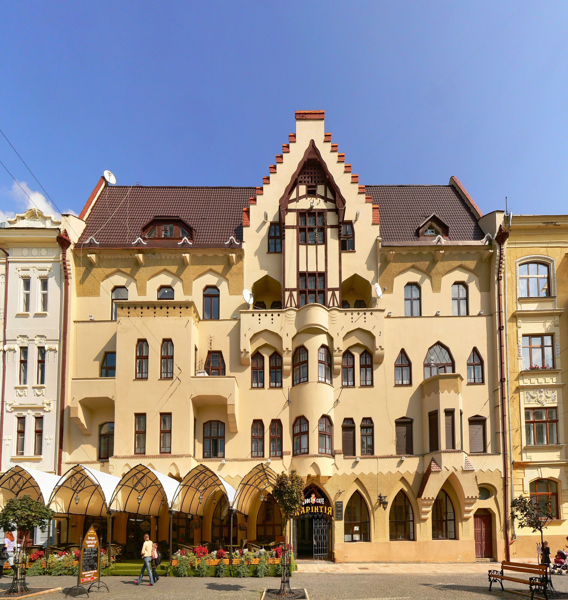 Як змінився Німецький народний дім у Чернівцях: фото з різницею у понад 100 років