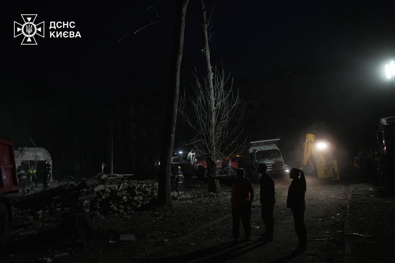 В Киеве завершили поисково-спасательные работы на месте атаки по жилому дому. Фото