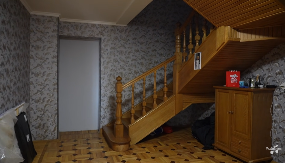 "Барахолка" в гостиной и белье на полу: комик Повар показал свою двухуровневую "трэш-хату" в центре Киева, которую снимает за 12 тысяч грн