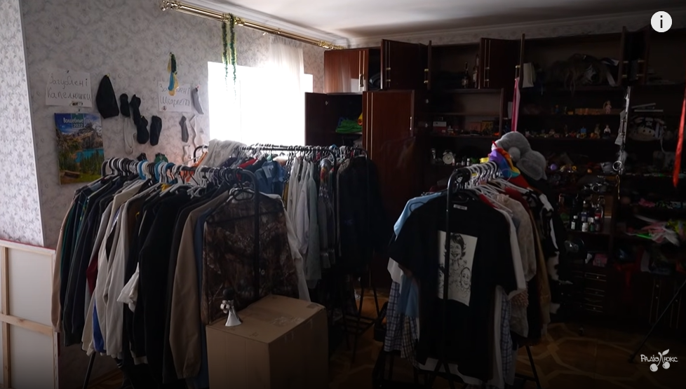 "Барахолка" в гостиной и белье на полу: комик Повар показал свою двухуровневую "трэш-хату" в центре Киева, которую снимает за 12 тысяч грн