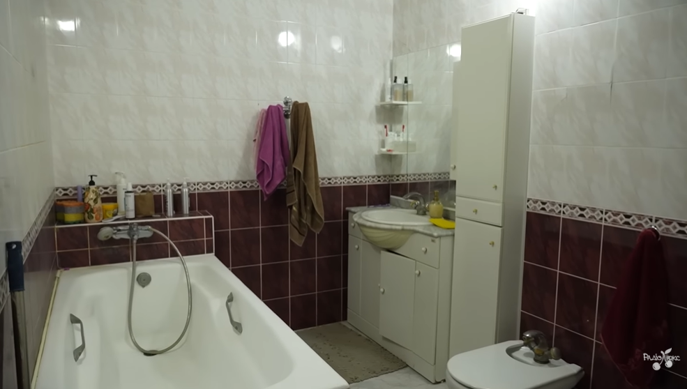 "Барахолка" в гостиной и белье на полу: комик Повар показал свою двухуровневую "трэш-хату" в центре Киева, которую снимает за 12 тысяч грн