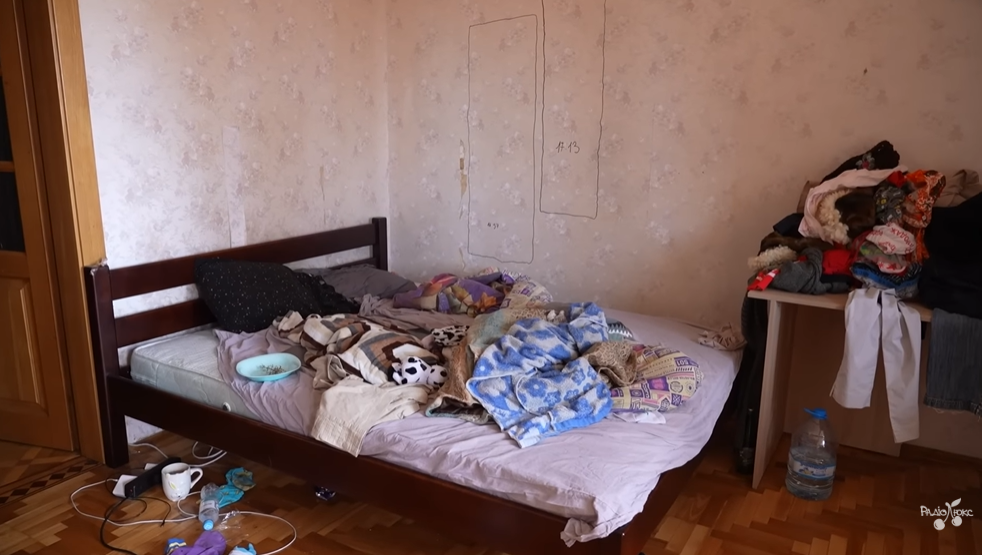 "Барахолка" в гостиной и белье на полу: комик Повар показал свою двухуровневую "трэш-хату" в центре Киева, которую снимает за 12 тысяч грн