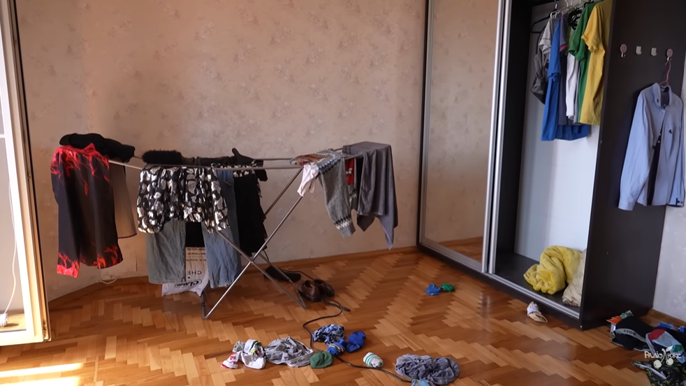 "Барахолка" в гостиной и белье на полу: комик Повар показал свою двухуровневую "трэш-хату" в центре Киева, которую снимает за 12 тысяч грн